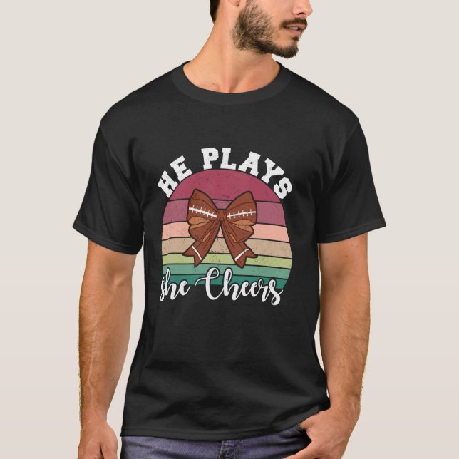 Han spelar ut henne.. -... -...................... t shirt (Framsida)
