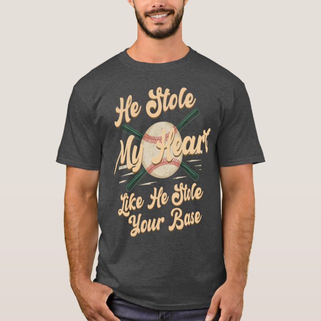 Han stjäl mitt hjärta som han lagrar din bas t shirt (Framsida)
