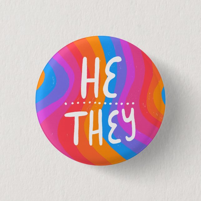 HAN/THEY Pronouns Colorful Handlettered Rand Knapp (Framsida)