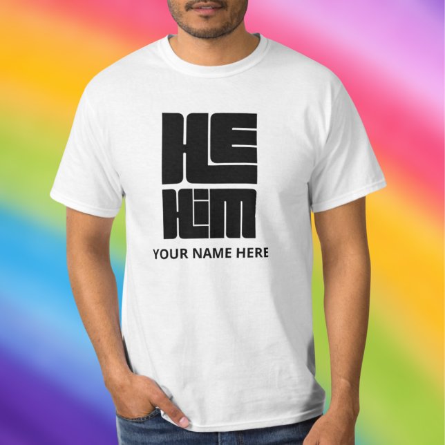 Han var stor, djärv pronouns i svart t shirt (Skapare uppladdad)
