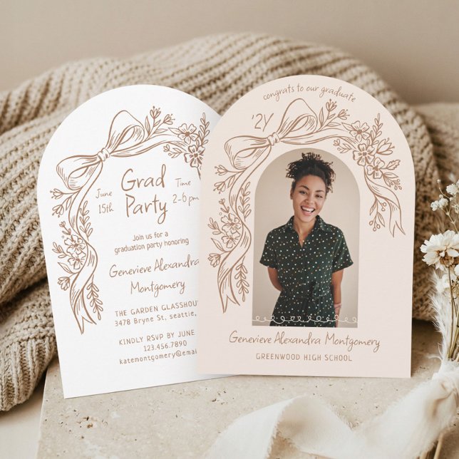 Hand Drawn Floral Bow Arch Photo Graduation Party Inbjudningar (Hand Drawn Floral Bow Arch Photo Graduation Party Invitation)