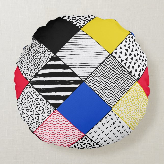 Hand Drawn Patchwork Background. Childish textured Rund Kudde (Framsidan)