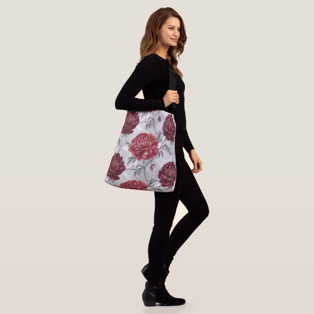 Hand-Drawn Peony Tote Bag - Elegant Crimson Axelväska (På modell)