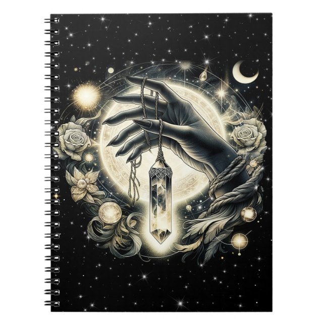 Hand Holding a Crystal under Moonlight Anteckningsbok (Framsidan)