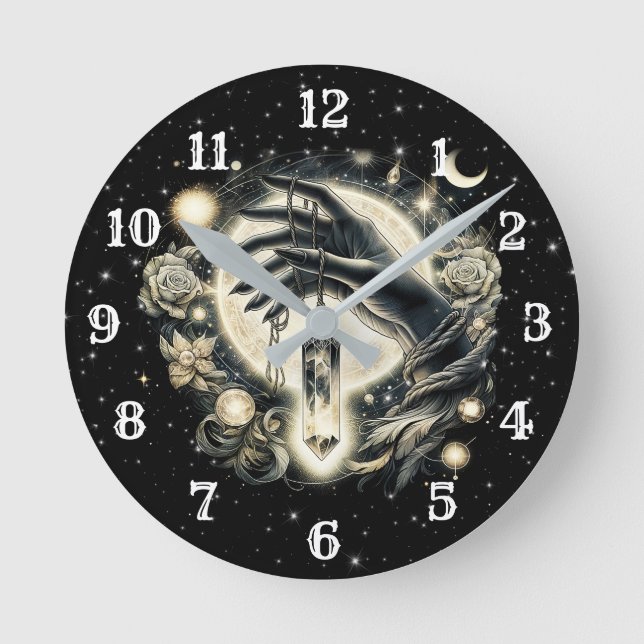 Hand Holding a Crystal under Moonlight Rund Klocka (Framsida)