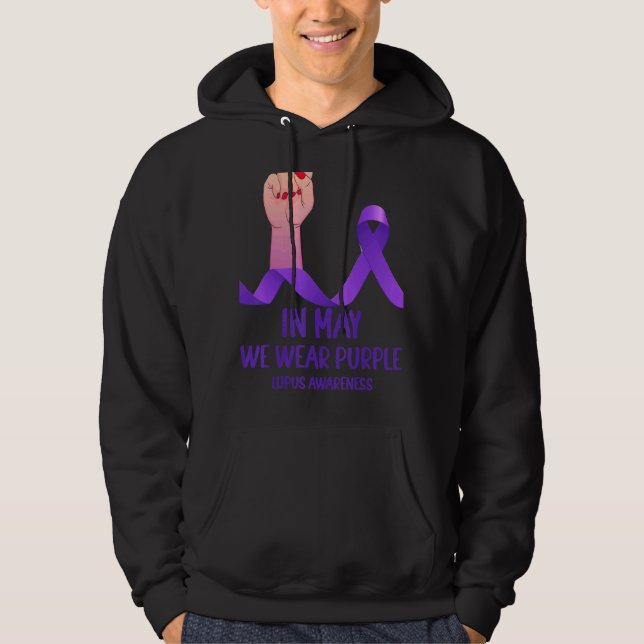 Hand i maj Bära Lila Lupus Awareness Month Hoodie (Framsida)