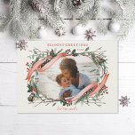 Hand Illustrated Snowy Winter Grenar Ivory Julkort<br><div class="desc">Hand plockade vinterfronter med grenar,  holly och gräs med röda bär och fåglar att accentuera. Fotocenter; färg är anpassade</div>