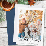 Hand lät vårt första Lodrät i julklapp vara foto<br><div class="desc">Handen skrev vårt första julkort. Fotomallen är konfigurerad så att du kan lägga till ett foto till lodrät och du kan också anpassa hälsning - perfekt för nyfödd bebis, nytt husdjur, nytt husrum, nya lyweds osv. Enkel modern och elegant typografi med coola-handtag som sitter som övertäckning vid grund i bild....</div>