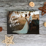Hand Lettered Faith, Hope och Kärlek Photo Julkort<br><div class="desc">Det här helgdag har ord-handen "tro,  hopp och kärlek" som är skriven över ett utfallsfoto från fullt. På framsidan finns utrymme för ditt namn och året medan baksidan har plats för ett annat foto och kort hälsning.</div>
