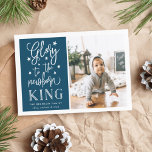 Hand Lettered Glory | Julfoto-kort Julkort<br><div class="desc">Med det moderna typografibaserade fotokortet för helgdag får du ett favoritfoto med "Glory to the newborn kung" bredvid det vita stil-typografin med bokstäver. Anpassa med din familj namn,  namn och/eller ditt anpassningsbar julbudskap. Kort bakåt till en mönster av vit snö och stjärnor på en rik mörk teal blue bakgrund.</div>