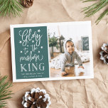 Hand Lettered Glory | Julfoto-kort Julkort<br><div class="desc">Med det moderna typografibaserade fotokortet för helgdag får du ett favoritfoto med "Glory to the newborn kung" bredvid det vita stil-typografin med bokstäver. Anpassa med din familj namn,  namn och/eller ditt anpassningsbar julbudskap. Kort bakåt till en mönster av vit snö och stjärnor på en bakgrund av grönten av grus.</div>