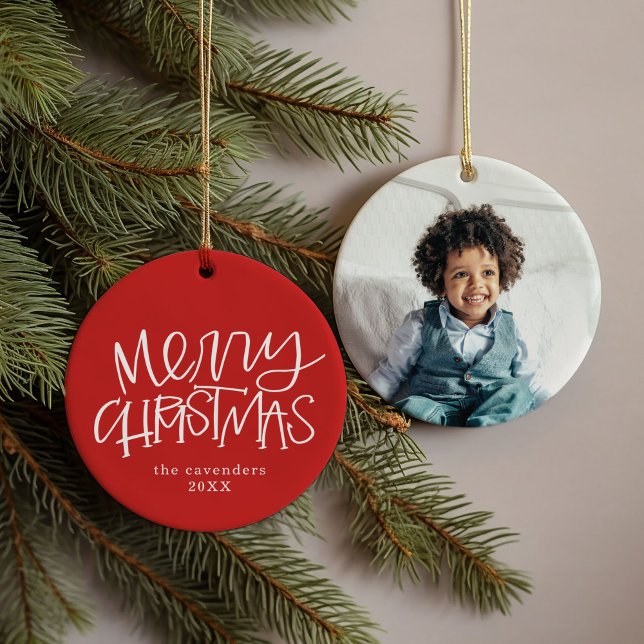 Hand Lettered God jul Anpassningsbar Photo Julgransprydnad Keramik (Festive red hand-lettered Merry Christmas family name, year, and photo ornament.)