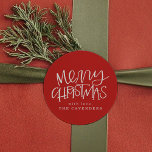 Hand Lettered God jul Runt Klistermärke<br><div class="desc">Överst på ditt utskick eller party med dessa festliga klistermärken med ett viskigt "God jul" och personliggör med ditt eget namn mot en julröd bakgrund!</div>