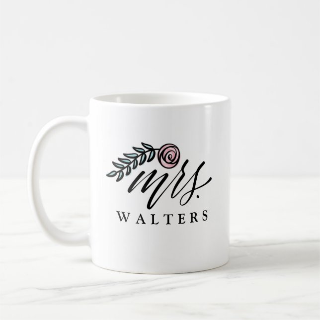 Hand Lettered Mrs Namn Kaffemugg (Vänster)