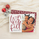 Hand Lettered Wonderful Helgdag Photo Julkort<br><div class="desc">Det är årets mest underbara tid! Det här söta julfotokortet har "underbart" skrivet i modern, handskriven manusjografi med valfri hälsning, familj namn och året därnedan. På högerna finns det utrymme att lägga upp din favoritbild från i år! Kort bakåt till handdragen gräs träd mönster mot ett festivt rött färg. Vi...</div>
