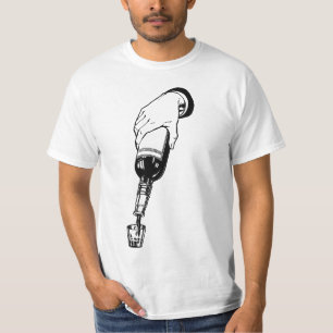 Hand med att hälla piskey i konturkonst med högbla t shirt