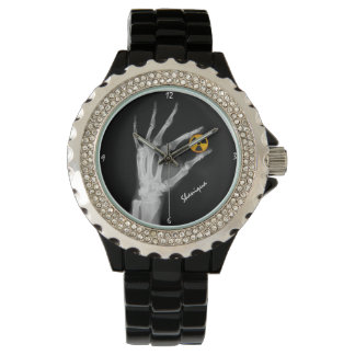 Hand med en strålningssymbol armbandsur