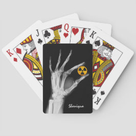 Hand med en strålningssymbol  casinokort