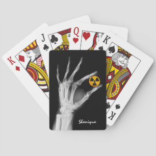 Hand med en strålningssymbol  casinokort
