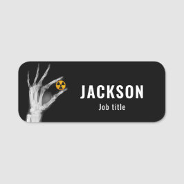 Hand med en strålningssymbol namnbricka