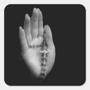 Hand med Rosary Pärlor Fyrkantigt Klistermärke