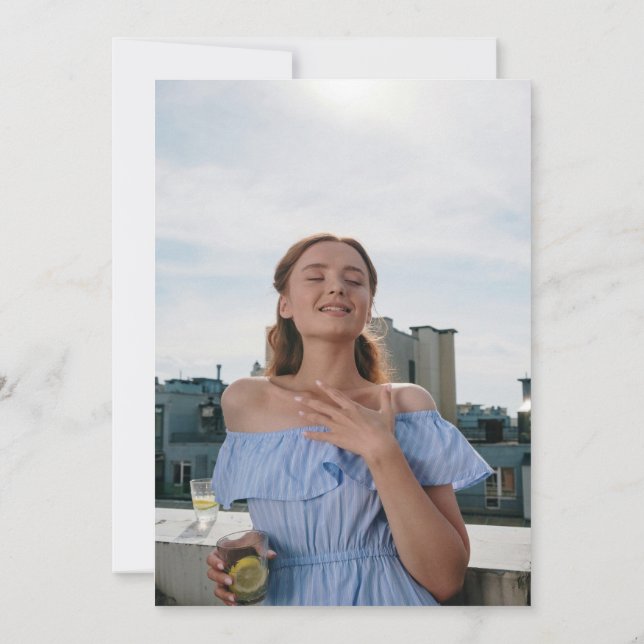 Hand plockade A Tini Bit Older Martini Birthday Inbjudningar (Baksida)