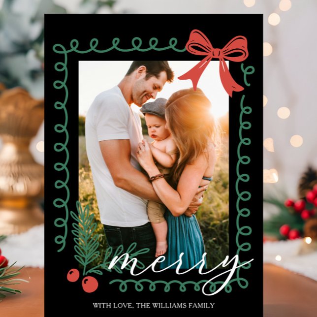 Hand plockade Black Red Grönt God jul Julkort (Red and green holiday card with hand drawn spiral border, holly, berries, bow, and “Merry” greeting.)