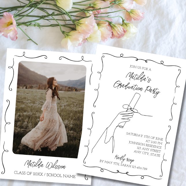 Hand plockade Black & White Chic Photo Studenten Inbjudningar (Hand Drawn Black & White Chic Photo Graduation Invitation class of 2024)