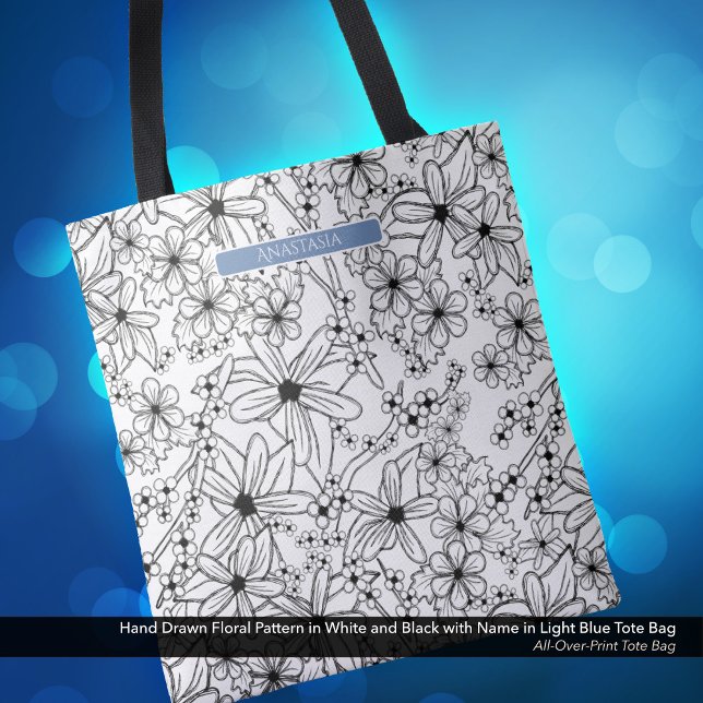 Hand plockade Blommigt, vit svart Mönster och blå  Tygkasse (Tote Bag: Hand Drawn Floral Pattern in Black White, Personalized with Name in Light Blue)