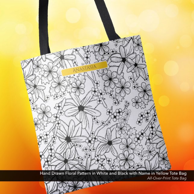 Hand plockade Blommigt White Black Mönster Gult Na Tygkasse (Tote Bag: Hand Drawn Floral Pattern in Black White, Personalized with Name in Yellow)