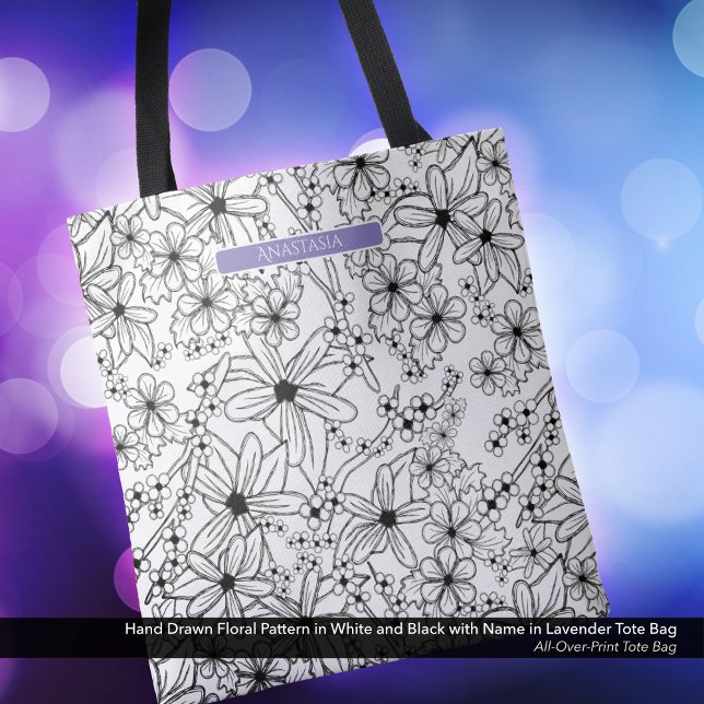 Hand plockade Blommigt White Black Mönster Lila Na Tygkasse (Tote Bag: Hand Drawn Floral Pattern in Black White, Personalized with Name in Lavender/Purple.)