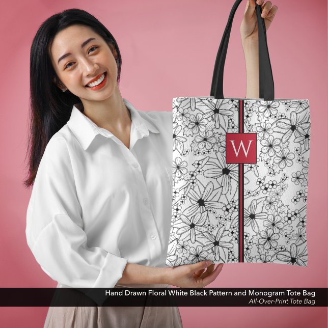 Hand plockade Blommigt White Black Mönster och Mon Tygkasse (All-Over-Print Tote Bag: Hand Drawn Floral Pattern in White and Black with Monogram in Red)