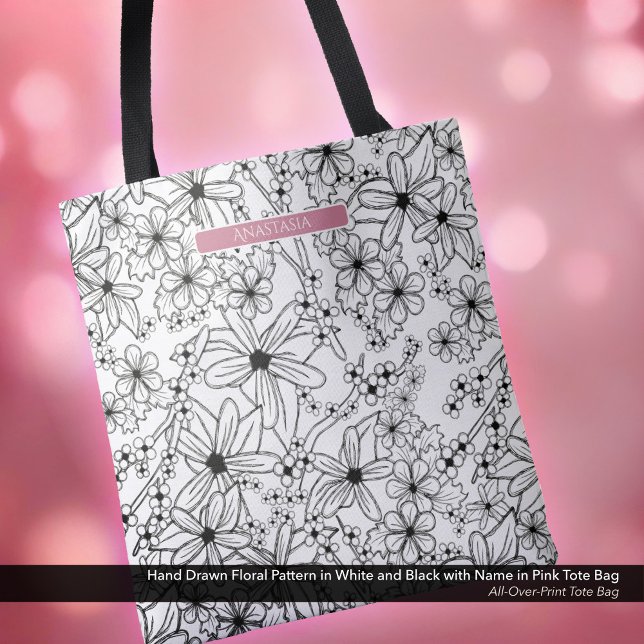 Hand plockade Blommigt White Black Mönster & Rosa  Tygkasse (Tote Bag: Hand Drawn Floral Pattern in Black White, Personalized with Name in Pink)