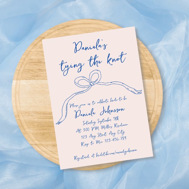 Hand plockade Bow Blue Gifter sig Möhippa Inbjudningar (Hand Drawn Bow Blue Tying The Knot Bridal Shower Invitation)