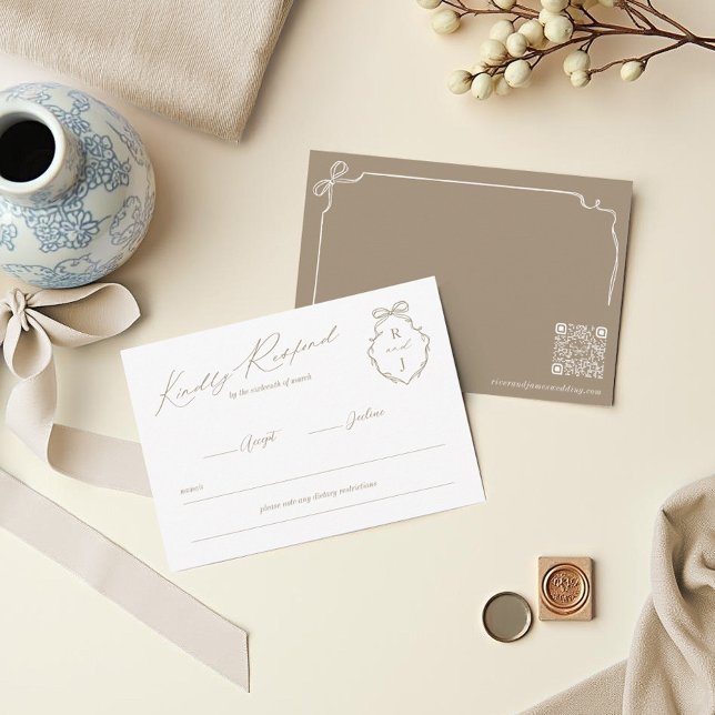 Hand plockade Bow & Ribbon Monogram Vapensköld Brö OSA Kort (Hand Drawn Bow & Ribbon Monogram Crest Wedding RSVP Card)