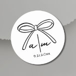 Hand plockade Bow Whimsical Bröllop Monogram Runt Klistermärke<br><div class="desc">Hand plockade Bow Whimsical Bröllop Monogram Classic Round Sticker. Minimalistisk rundabordsstämpling. Dessa söta och enkla runda bröllopsmärken är perfektens beröring för att försegla höljen, dekorera favörer eller lägga till en personlig inslag till dina bröllop-detaljer. I mitten är en handdragen båge parad med bridens och gruppens initialer och bröllop, vilket skapar...</div>