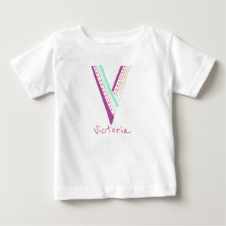 Hand plockade brev V med anpassade namn T Shirt