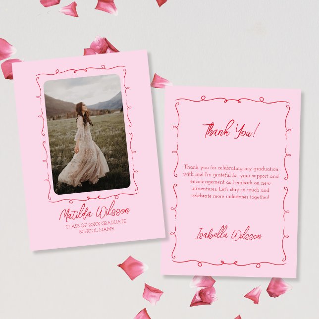Hand plockade Chic Rosa & Red Photo 2024 Studenten Tack Kort (Hand Drawn Chic Pink & Red Photo 2024 Graduation Thank You Card)