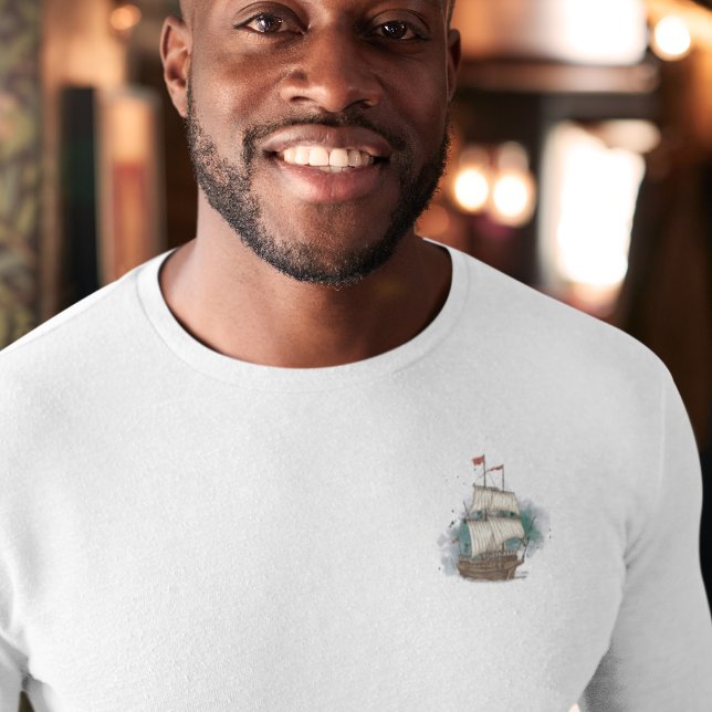 Hand plockade Frakt i kupongvåg i Stänk-bakgrunden T Shirt (Hand Drawn Ship In Bow Wave On Splash Background T-Shirt)