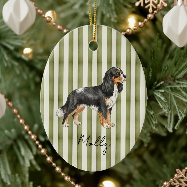 Hand plockade Pet Porträtt Sketch Kung Cavalier Julgransprydnad Keramik (Celebrate the holidays with this timeless, vintage striped pet portrait! )