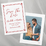 Hand plockade Photo Whimsical Simple Red Bröllop Spara Datumet<br><div class="desc">Enkelt Hand plockade Whimsical Red and White Bröllop spara datum. Det här europeiska inspired Red and White Save-datumkortet har en ren, minimalistisk perfekt för par som vill ha elegans utan tidsgränser. Ett subtilt handritat ram med charmerande röda hjärtan i varje hörn omger försiktigt dina bröllop-detaljer, som presenteras i en blandning...</div>