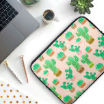 Hand plockade Poted Cactus Mönster Laptop Fodral<br><div class="desc">Mönster av olika typer av kaktusar som planterats i olika färg av krukor. De placeras på en ljus rosa bakgrund och omges av kaktus nål former. Varje katjon är färgad med vattenfärger i ljusa gröntar.</div>