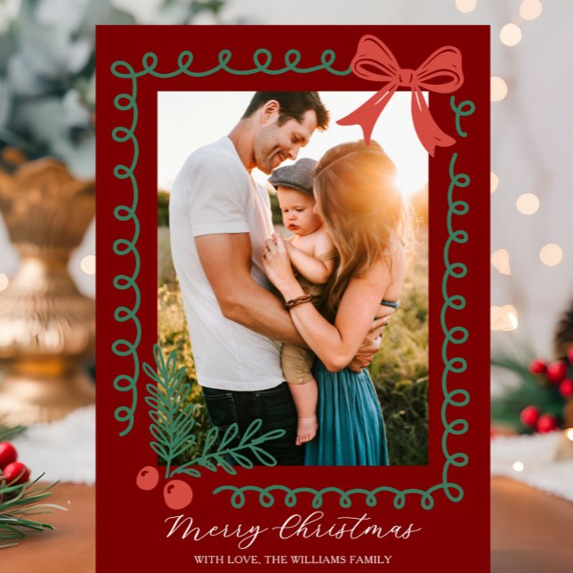 Hand plockade Red and Grönt Merry Julkort (Red and green holiday card with hand drawn spiral border, holly, berries, bow, and “Merry Christmas")