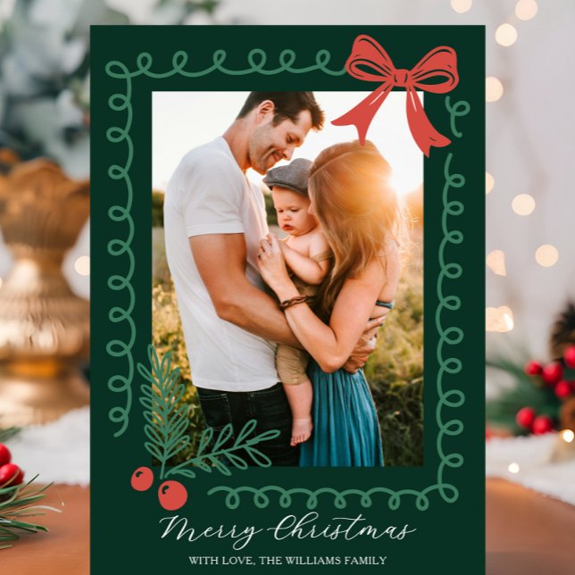 Hand plockade Red and Grönt Merry Julkort (Red and green holiday card with hand drawn spiral border, holly, berries, bow, and “Merry Christmas")