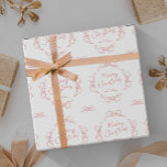 Hand plockade Red & White Namn Whimsique jul Presentpapper<br><div class="desc">Skapa unika helgdag med ditt namn med hjälp av den här Pappra designen av julklapp. Med flugillustrationer från hand plockade,  elegant,  handskriven typsnitt i säsong-röd och vit estetik. Lägg till ditt eget namn eller din egen text och gör det pappert för festsäsongen med sofistikerad helgdag.</div>