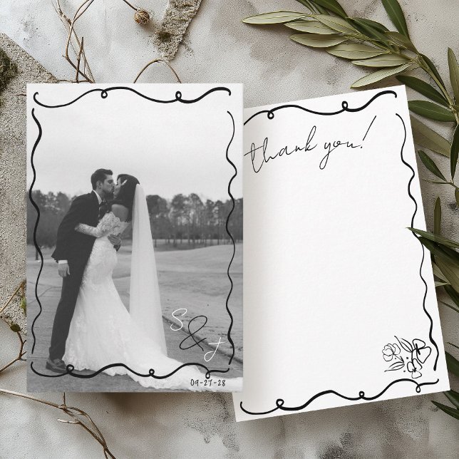 Hand plockade Scribble Black & White Photo Bröllop Tack Kort (Modern trendy black & white minimalist hand drawn handwritten monogram wedding photo thank you card)