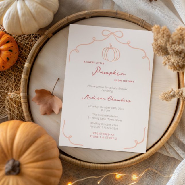 Hand plockade Sweet Little Pumpkin Fall Baby Showe Inbjudningar (Fall sweet little pumpkin baby shower invitation with hand drawn ribbon bow and handwritten font)