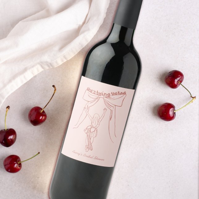 Hand plockade Whimsical Coquette Bow Möhippa Vinflaska Etikett (add an extra whimsical touch to a coquette bridal shower with these hand drawn custom wine labels)