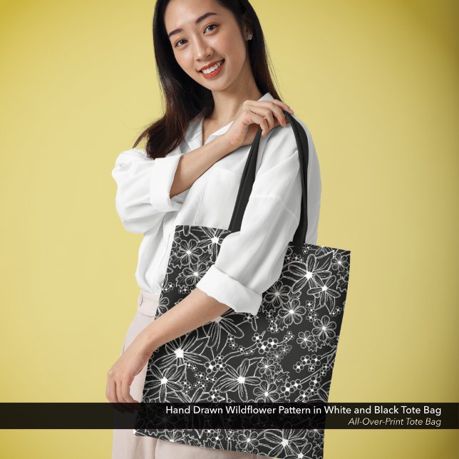 Hand plockade Wildblomma Mönster Black and White Tygkasse (Hand Drawn Wildflower Pattern in Black and White Tote Bag.)