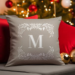 Hand plockade Winter Foliage Monogram jul Kudde<br><div class="desc">Denna monogram jul i dekorativ kudde har hand plockade vintern vaxlöv som ramar är monogrammet. Monogrammet är vitt på en ljusartad bakgrund.</div>